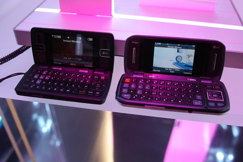 Illustration for article titled LG enV2 Hands On and Sizemodo With Its Fattie Older Brother